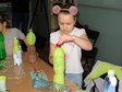 Karmniki dla ptaków powstały dziś w wieluńskiej bibliotece miejskiej